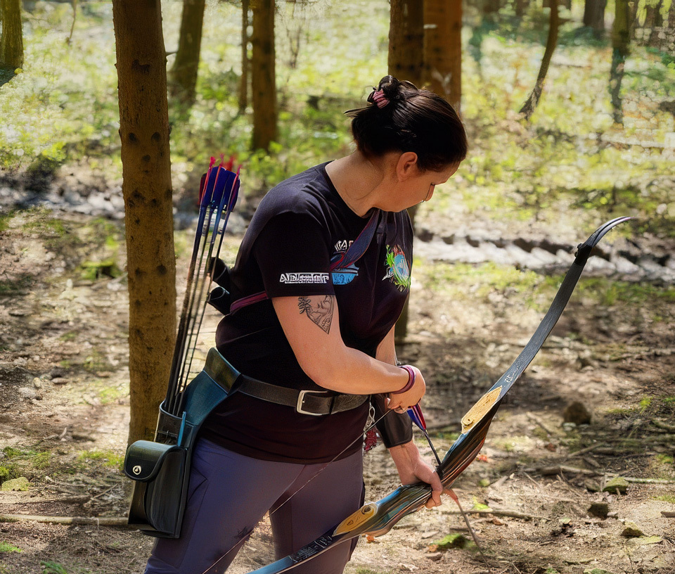 Archer with a VLBB field quiver and leather belt on a forest 3D course
