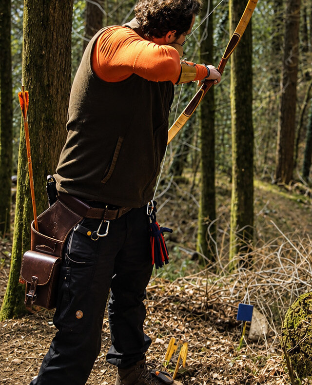Archer at full draw, VLBB leather hip quiver and belt pouch worn on the hip